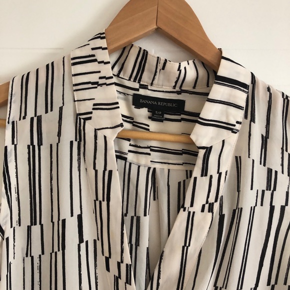 White sleeveless blouse - Picture 3 of 4